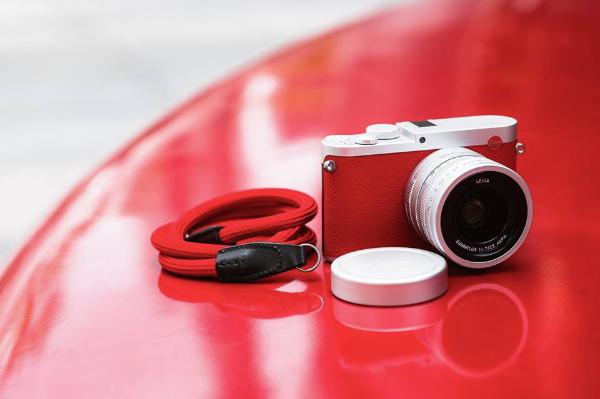 Leica Q (Red Silver)